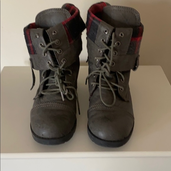 Shoes - Picture 1 of 5